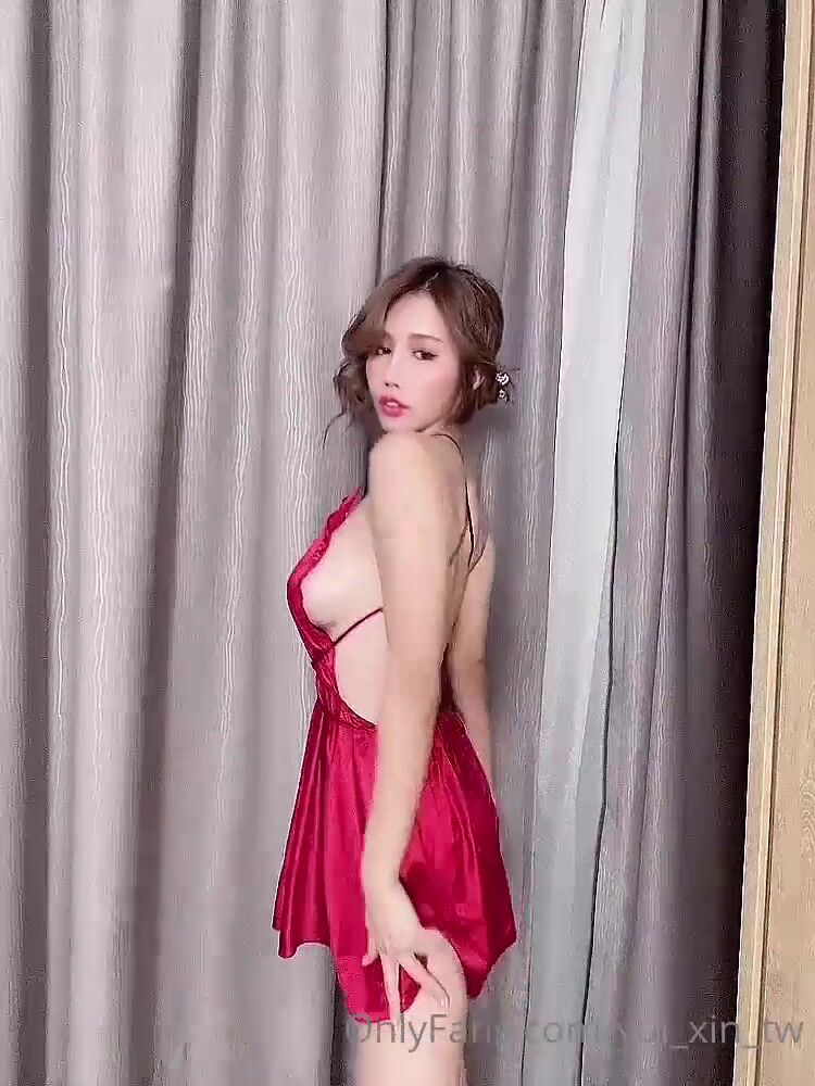 yui_xin_tw 15 01 2021 Wearing a red sexy night gown with exposed cleavage d xxx onlyfans porn